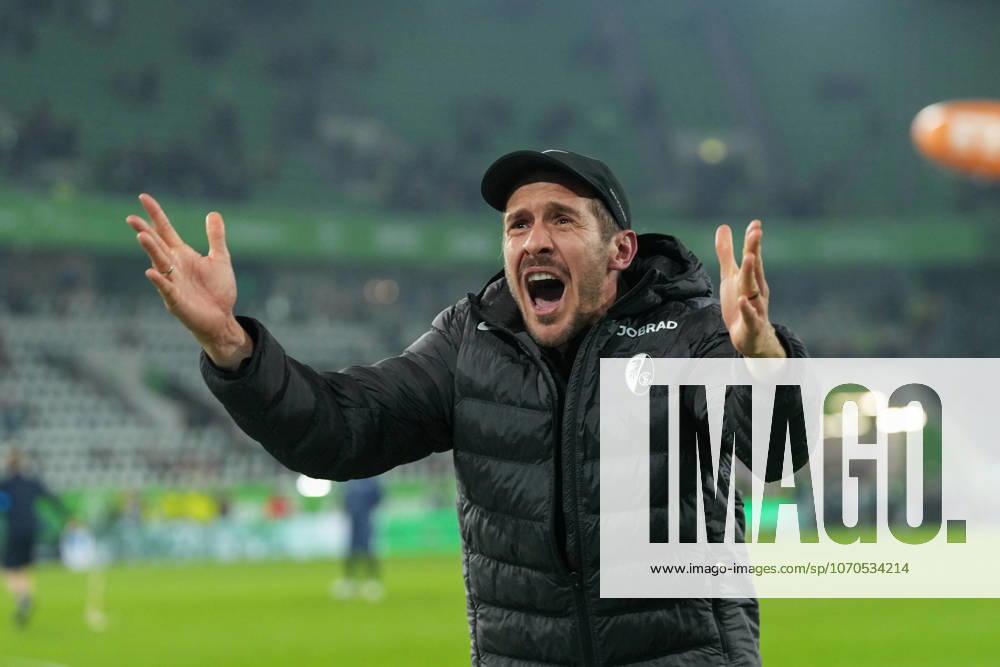Julian Schuster SC Freiburg, Coach , Cheers, Emotions after the victory , Germany, Football, 1 Bundesliga, 15 Matchday, 2025 2026, VfL Wolfsburg vs SC Freiburg, 20 12 2025, Volkswagen Arena, Wolfsburg, Germany DFL REGULATIONS PROHIBIT ANY USE OF PHOTOGRAPHS AS IMAGE SEQUENCES AND OR QUASI VIDEO Wolfsburg Volkswagen Arena Niedersachsen Germany