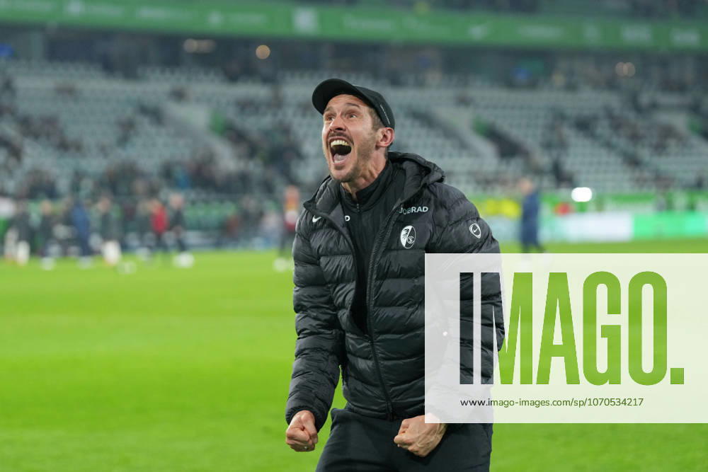 Julian Schuster SC Freiburg, Coach , Cheers, Emotions after the victory , Germany, Football, 1 Bundesliga, 15 Matchday, 2025 2026, VfL Wolfsburg vs SC Freiburg, 20 12 2025, Volkswagen Arena, Wolfsburg, Germany DFL REGULATIONS PROHIBIT ANY USE OF PHOTOGRAPHS AS IMAGE SEQUENCES AND OR QUASI VIDEO Wolfsburg Volkswagen Arena Niedersachsen Germany