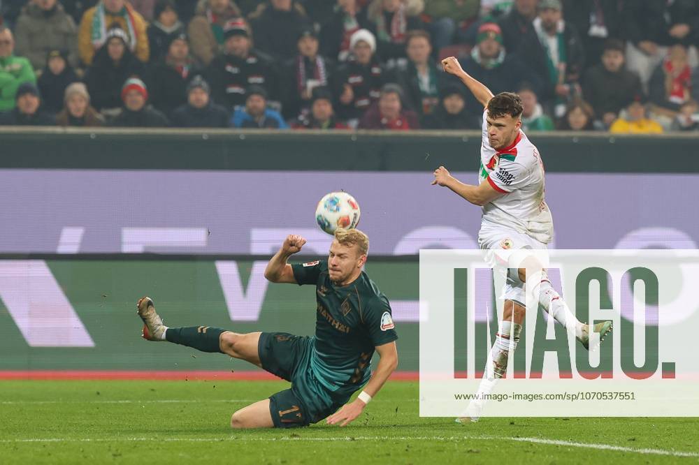In duel, action, with Robin Fellhauer 19 FC Augsburg , Marco Gruell 17 SV Werder Bremen, FC Augsburg vs SV Werder Bremen, Football, 1 Bundesliga, 15 Matchday, 20 12 2025 DFB regulations prohibit any use of photographs as image sequences and or quasi video Augsburg Bayern Germany