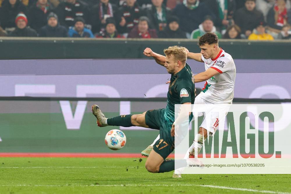 In duel, action, with Robin Fellhauer 19 FC Augsburg , Marco Gruell 17 SV Werder Bremen, FC Augsburg vs SV Werder Bremen, Football, 1 Bundesliga, 15 Matchday, 20 12 2025 DFB regulations prohibit any use of photographs as image sequences and or quasi video Augsburg Bayern Germany