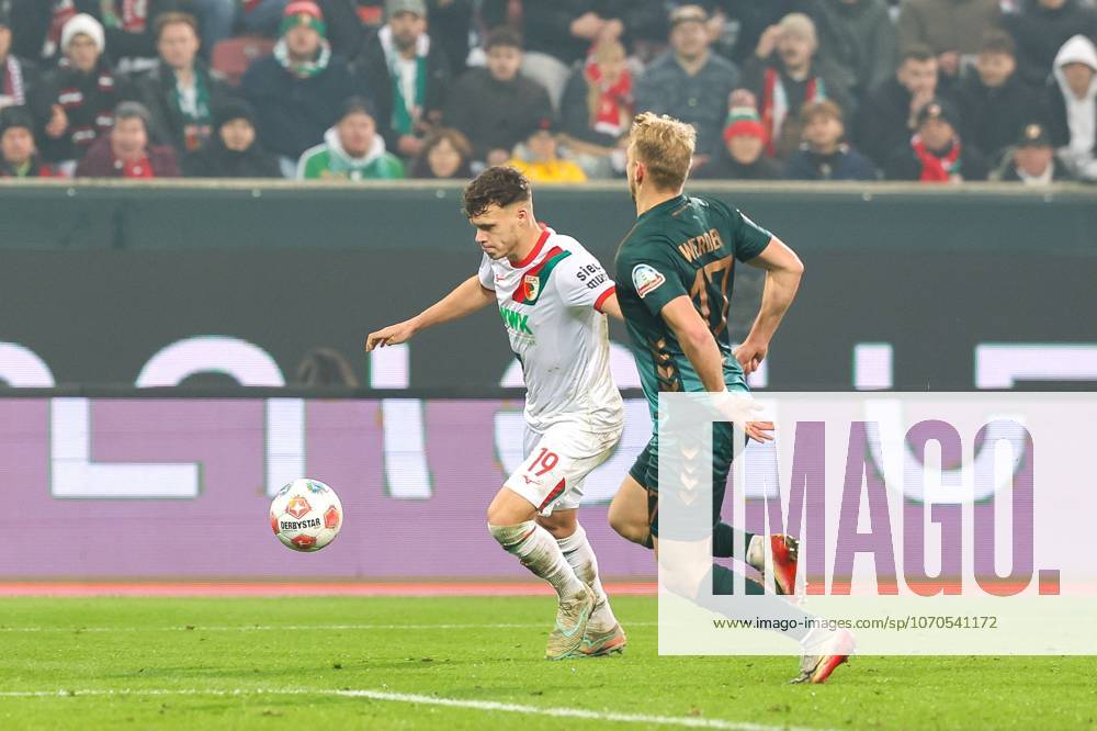 In duel, action, with Robin Fellhauer 19 FC Augsburg , Marco Gruell 17 SV Werder Bremen, FC Augsburg vs SV Werder Bremen, Football, 1 Bundesliga, 15 Matchday, 20 12 2025 DFB regulations prohibit any use of photographs as image sequences and or quasi video Augsburg Bayern Germany