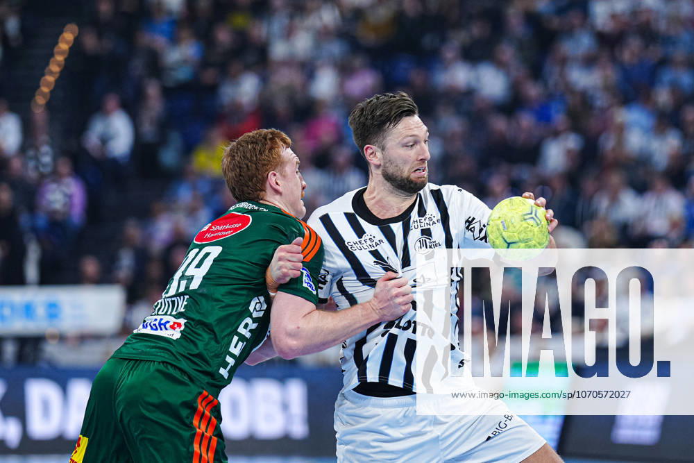 Lukas Stutzke TSV Hannover Burgdorf, 39 , Harald Reinkind THW Kiel, 06 GER, THW Kiel vs TSV Hannover Burgdorf, Handball, 1 Bundesliga, Matchday 18, Season 2025 2026, 20 12 2025 GER, THW Kiel vs TSV Hannover Burgdorf, Handball, 1 Bundesliga, Matchday 18, Season 2025 2026, 20 12 2025 Kiel