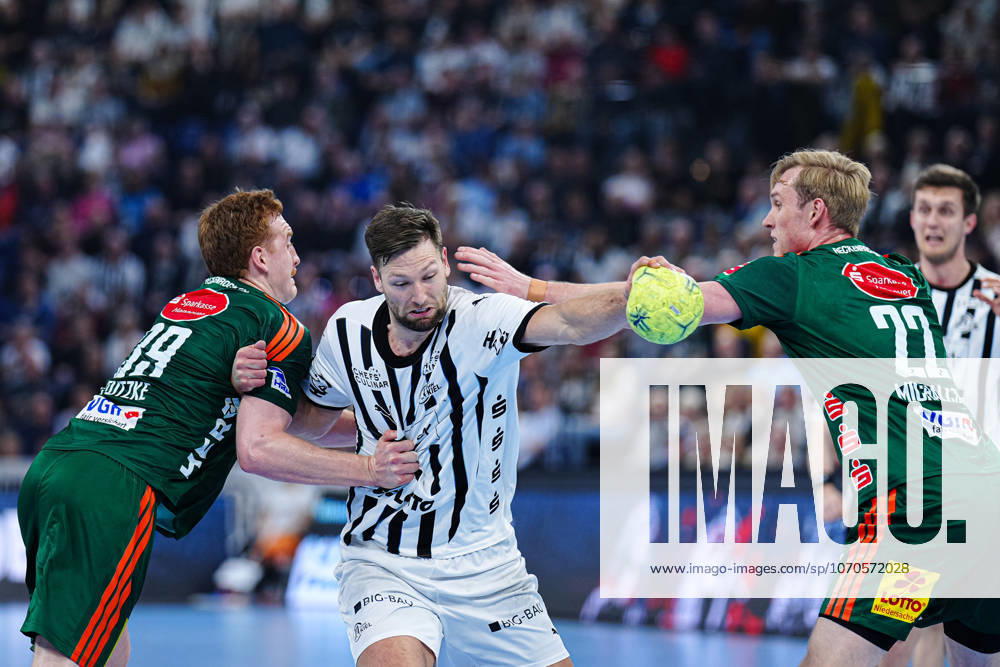 Lukas Stutzke TSV Hannover Burgdorf, 39 , Harald Reinkind THW Kiel, 06 , Marian Michalczik TSV Hannover Burgdorf, 22 GER, THW Kiel vs TSV Hannover Burgdorf, Handball, 1 Bundesliga, Matchday 18, Season 2025 2026, 20 12 2025 GER, THW Kiel vs TSV Hannover Burgdorf, Handball, 1 Bundesliga, Matchday 18, Season 2025 2026, 20 12 2025 Kiel