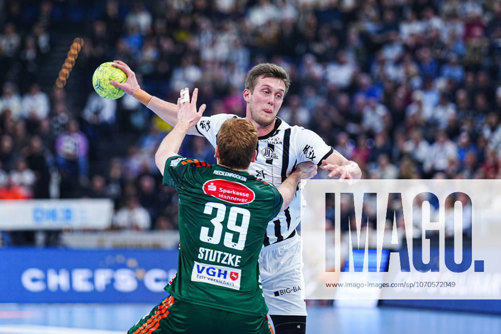 Lukas Stutzke TSV Hannover Burgdorf, 39 , Nikola Bilyk THW Kiel, 53 GER, THW Kiel vs TSV Hannover Burgdorf, Handball, 1 Bundesliga, Matchday 18, Season 2025 2026, 20 12 2025 GER, THW Kiel vs TSV Hannover Burgdorf, Handball, 1 Bundesliga, Matchday 18, Season 2025 2026, 20 12 2025 Kiel