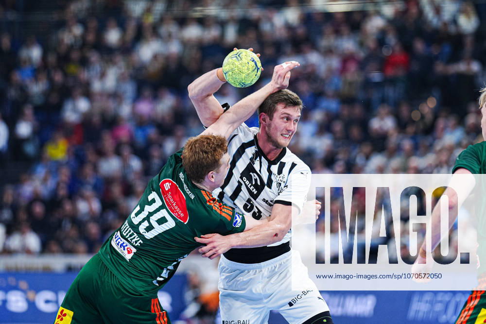 Lukas Stutzke TSV Hannover Burgdorf, 39 , Nikola Bilyk THW Kiel, 53 GER, THW Kiel vs TSV Hannover Burgdorf, Handball, 1 Bundesliga, Matchday 18, Season 2025 2026, 20 12 2025 GER, THW Kiel vs TSV Hannover Burgdorf, Handball, 1 Bundesliga, Matchday 18, Season 2025 2026, 20 12 2025 Kiel