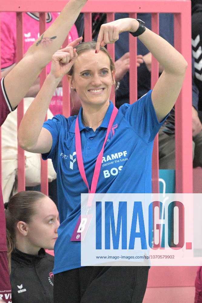 Miriam Hirsch TusSies Metzingen, coach gives instructions to his team TusSies Metzingen vs VfL Oldenburg, handball, Alsco HBF, 11 league matchday, season 2025 2026, 21 12 2025 TusSies Metzingen vs VfL Oldenburg, handball, Alsco HBF, 11 league matchday, season 2025 2026, 21 12 2025 Tuebingen