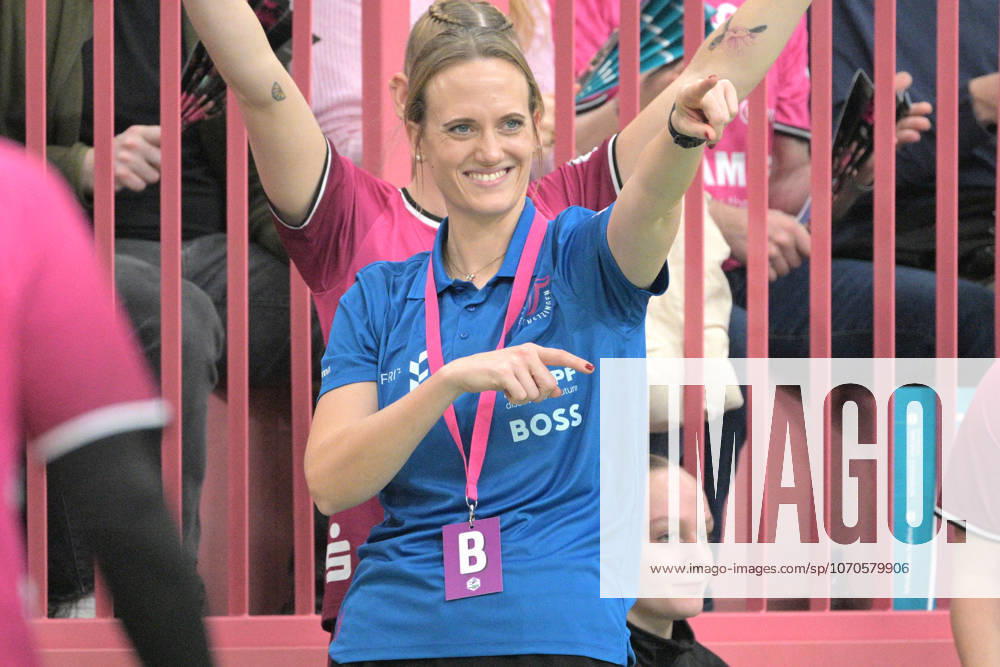 Miriam Hirsch TusSies Metzingen, Coach cheers TusSies Metzingen vs VfL Oldenburg, Handball, Alsco HBF, 11 League matchday, Season 2025 2026, 21 12 2025 TusSies Metzingen vs VfL Oldenburg, Handball, Alsco HBF, 11 League matchday, Season 2025 2026, 21 12 2025 Tuebingen