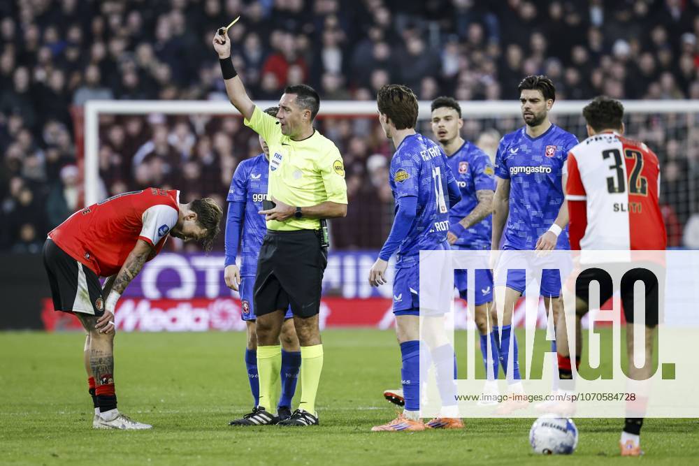 ROTTERDAM (l-r) Luciano Valente of Feyenoord receives a red card from referee Dennis Higler during the Dutch Eredivisie match between Feyenoord and FC Twente at Feyenoord Stadion de Kuip on December 21, 2025 in Rotterdam, Netherlands. ANP BAS CZERWINSKI Eredivisie 2025-2026 ANPxSportx IVx 545497346 originalFilename: 545497346