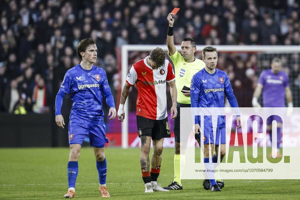 ROTTERDAM (l-r) Luciano Valente of Feyenoord receives a red card from referee Dennis Higler during the Dutch Eredivisie match between Feyenoord and FC Twente at Feyenoord Stadion de Kuip on December 21, 2025 in Rotterdam, Netherlands. ANP BAS CZERWINSKI Eredivisie 2025-2026 ANPxSportx IVx 545497386 originalFilename: 545497386