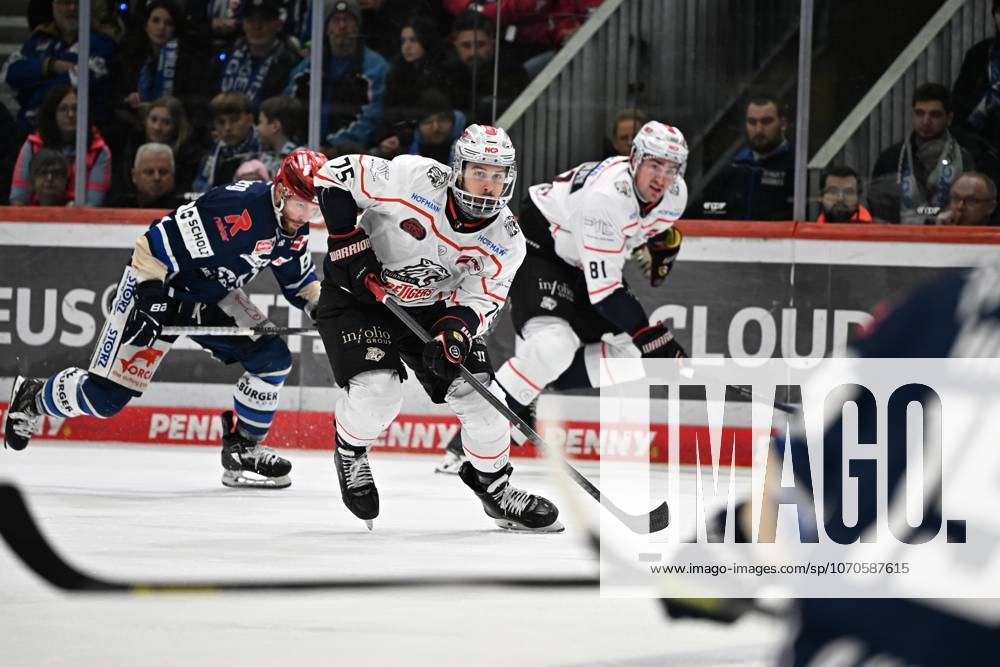 Samuel Dove McFalls Nuernberg Ice Tigers Schwenninger Wild Wings vs Nuernberg Ice Tigers DEL, Main Round, Matchday 30, Season 2025 2026, 21 12 2025 Schwenninger Wild Wings vs Nuernberg Ice Tigers, DEL, Main Round, Matchday 30, Season 2025 2026, 21 12 2025 Schwenningen