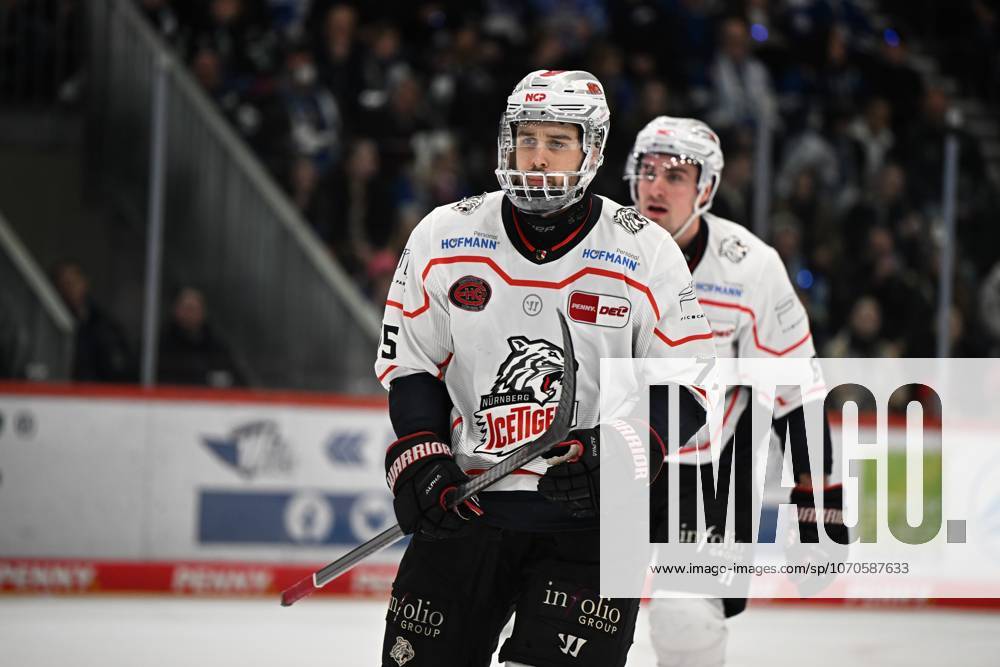 Samuel Dove McFalls Nuernberg Ice Tigers Schwenninger Wild Wings vs Nuernberg Ice Tigers DEL, Main Round, Matchday 30, Season 2025 2026, 21 12 2025 Schwenninger Wild Wings vs Nuernberg Ice Tigers, DEL, Main Round, Matchday 30, Season 2025 2026, 21 12 2025 Schwenningen