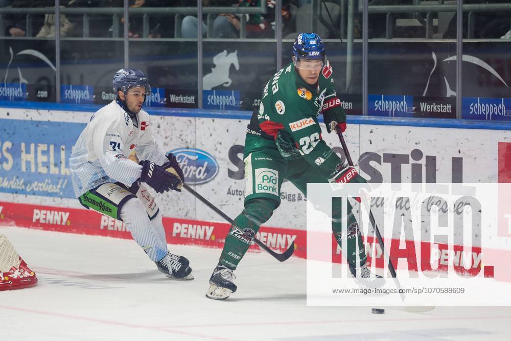 In duel, action, with Nick Halloran 71 Straubinger Tigers , Madison Bowey 22 Augsburger Panther , Augsburger Panther vs Straubing Tigers, 30 Matchday, Ice Hockey, Penny DEL, 21 12 2025 Augsburg Bayern Germany