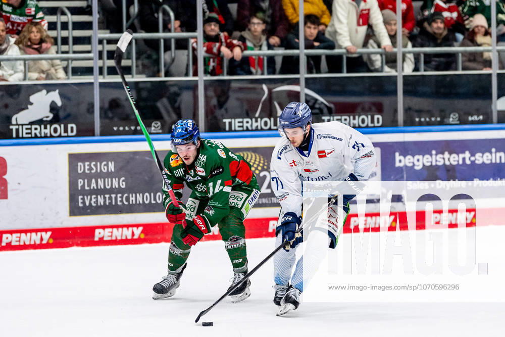 Fight for the puck duel between Donald D J Busdeker Augsburger Panther, 14 and Nick Halloran Straubing Tigers, 71 GER, Augsburger Panther vs Straubing Tigers, Ice Hockey, DEL, Matchday 30, Season 2025 2026, 21 12 2025 GER, Augsburger Panther vs Straubing Tigers, Ice Hockey, DEL, Matchday 30, Season 2025 2026, 21 12 2025 Augsburg