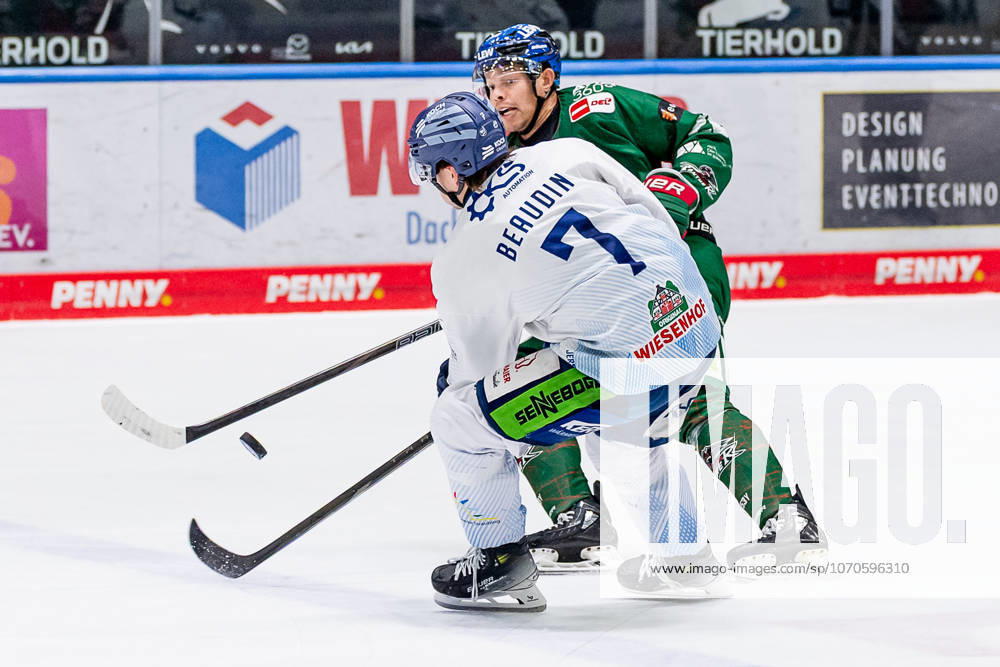 Fight for the puck duel between Nicolas Beaudin Straubing Tigers, 7 and Madison Bowey Augsburger Panther, 22 GER, Augsburger Panther vs Straubing Tigers, Ice Hockey, DEL, Matchday 30, Season 2025 2026, 21 12 2025 GER, Augsburger Panther vs Straubing Tigers, Ice Hockey, DEL, Matchday 30, Season 2025 2026, 21 12 2025 Augsburg