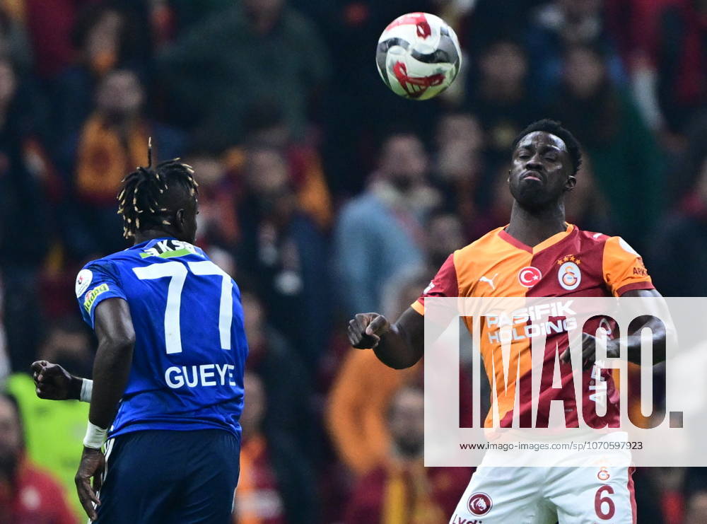 Galatasaray v Kasimpasa - Turkish Super Lig ISTANBUL, TURKIYE - DECEMBER 21: Davinson Sanchez (6) of Galatasaray in action against Pape Gueye (77) of Kasimpasa during the Turkish Super Lig week 17 football match between Galatasaray and Kasimpasa at RAMS Park in Istanbul, Turkiye on December 21, 2025. Abdulhamid Hosbas Anadolu Istanbul Turkey. Editorial use only. Please get in touch for any other usage.