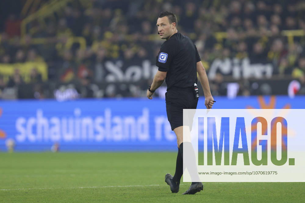 Referee Sven Jablonski looks on during the Bundesliga match between Borussia Dortmund and Borussia Mönchengladbach, Signal Iduna Park on December 19, 2025 in Dortmund, Germany Photo by Oliver Kaelke DeFodi Images Referee Sven Jablonski looks on during the Bundesliga match between Borussia Dortmund and Borussia Mönchengladbach at Signal Iduna Park on December 19, 2025 in Dortmund, Germany Photo by Oliver Kaelke DeFodi Images DFL regulations prohibit any use of photographs as image sequences and or quasi video Photo by Oliver Kaelke DeFodi Images