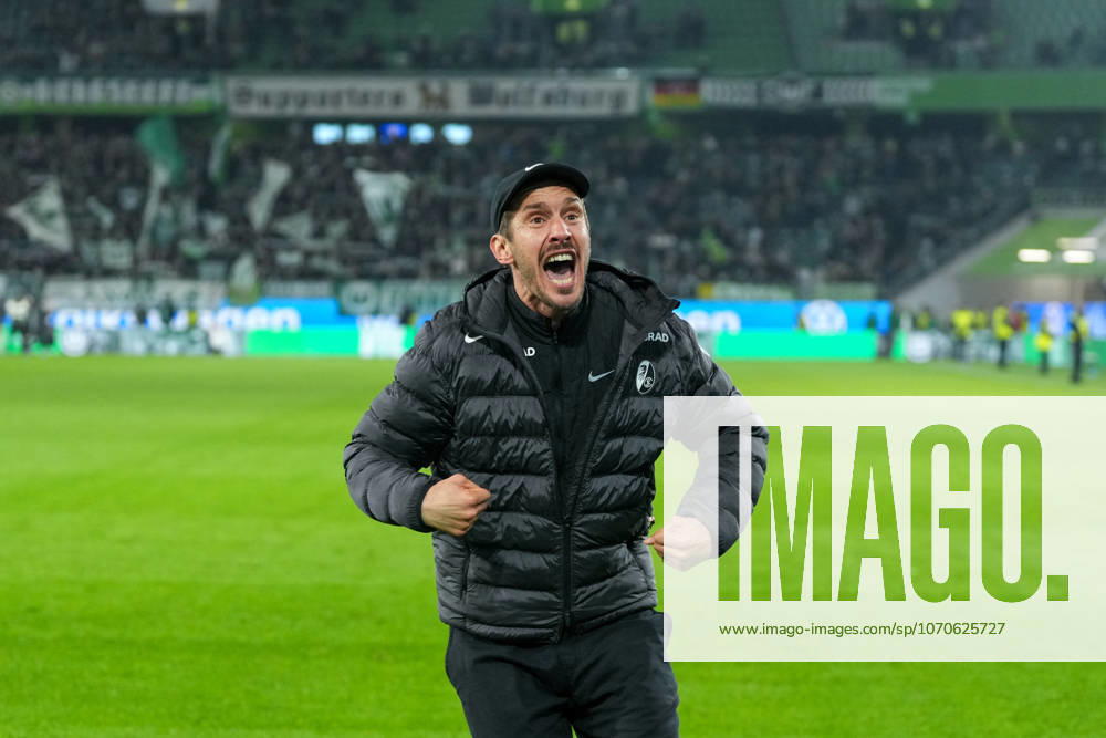 Julian Schuster SC Freiburg, Coach , Cheers, Emotions after the victory , Germany, Football, 1 Bundesliga, 15 Matchday, 2025 2026, VfL Wolfsburg vs SC Freiburg, 20 12 2025, Volkswagen Arena, Wolfsburg, Germany DFL REGULATIONS PROHIBIT ANY USE OF PHOTOGRAPHS AS IMAGE SEQUENCES AND OR QUASI VIDEO Wolfsburg Volkswagen Arena Niedersachsen Germany