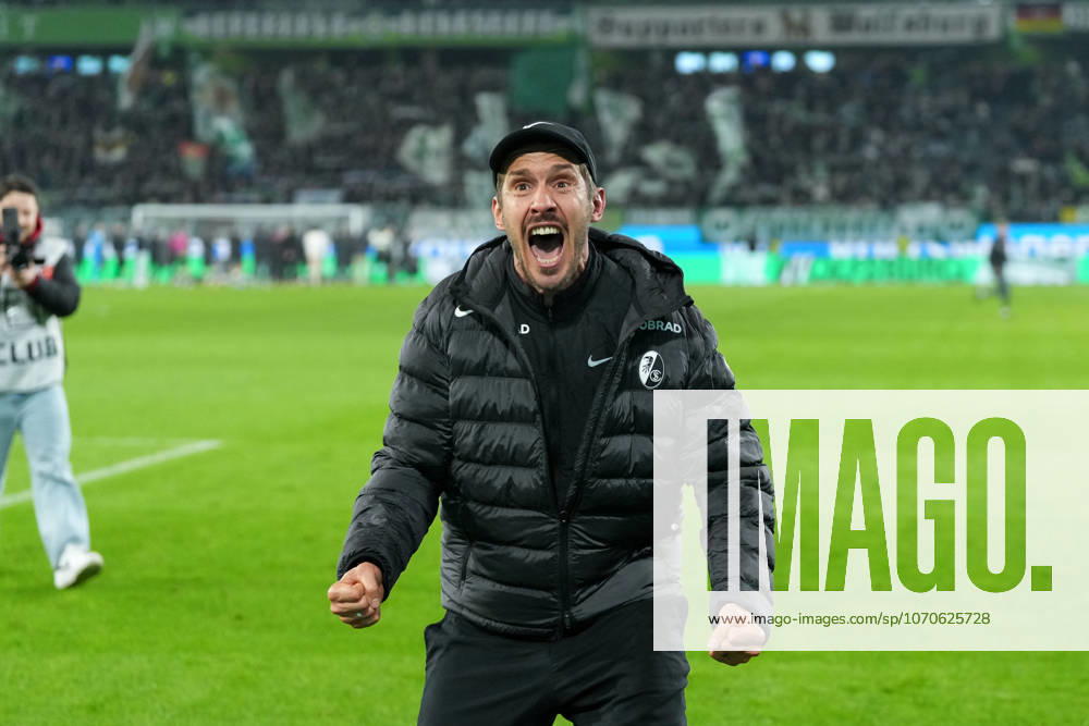 Julian Schuster SC Freiburg, Coach , Cheers, Emotions after the victory , Germany, Football, 1 Bundesliga, 15 Matchday, 2025 2026, VfL Wolfsburg vs SC Freiburg, 20 12 2025, Volkswagen Arena, Wolfsburg, Germany DFL REGULATIONS PROHIBIT ANY USE OF PHOTOGRAPHS AS IMAGE SEQUENCES AND OR QUASI VIDEO Wolfsburg Volkswagen Arena Niedersachsen Germany