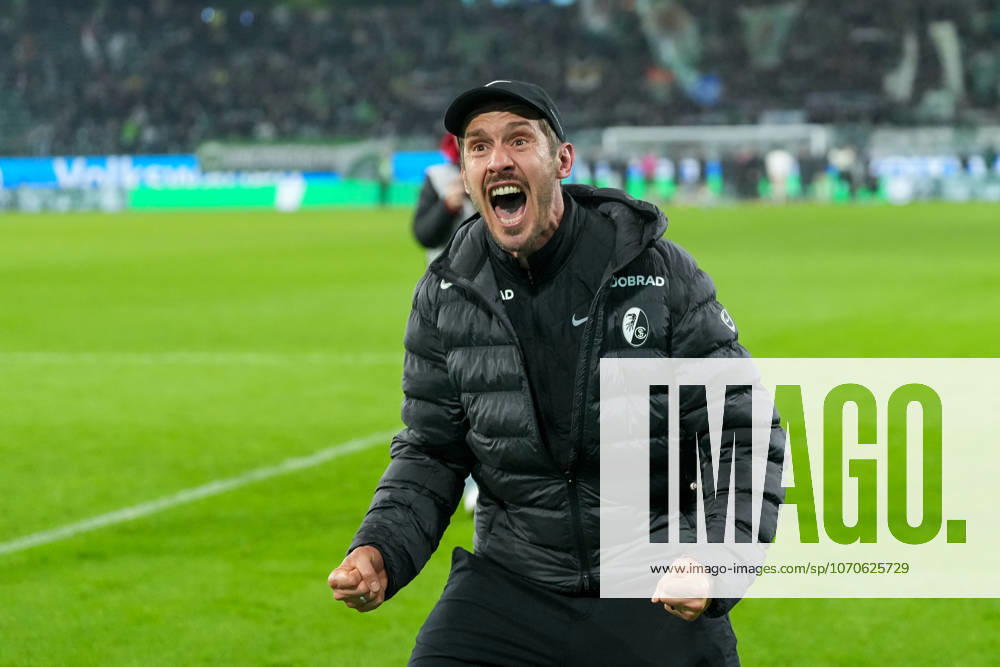 Julian Schuster SC Freiburg, Coach , Cheers, Emotions after the victory , Germany, Football, 1 Bundesliga, 15 Matchday, 2025 2026, VfL Wolfsburg vs SC Freiburg, 20 12 2025, Volkswagen Arena, Wolfsburg, Germany DFL REGULATIONS PROHIBIT ANY USE OF PHOTOGRAPHS AS IMAGE SEQUENCES AND OR QUASI VIDEO Wolfsburg Volkswagen Arena Niedersachsen Germany