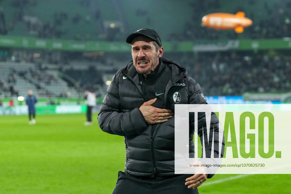 Julian Schuster SC Freiburg, Coach , Cheers, Emotions after the victory , Germany, Football, 1 Bundesliga, 15 Matchday, 2025 2026, VfL Wolfsburg vs SC Freiburg, 20 12 2025, Volkswagen Arena, Wolfsburg, Germany DFL REGULATIONS PROHIBIT ANY USE OF PHOTOGRAPHS AS IMAGE SEQUENCES AND OR QUASI VIDEO Wolfsburg Volkswagen Arena Niedersachsen Germany
