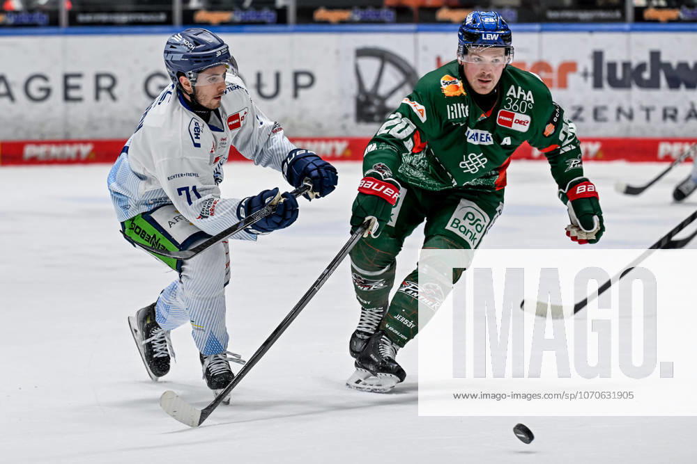 Battle for the puck duel between Nick Halloran Straubing Tigers, 71 and Cody Kunyk Augsburger Panther, 20 GER, Augsburger Panther vs Straubing Tigers, Ice Hockey, DEL, Matchday 30, Season 2025 2026, 21 12 2025 GER, Augsburger Panther vs Straubing Tigers, Ice Hockey, DEL, Matchday 30, Season 2025 2026, 21 12 2025 Augsburg