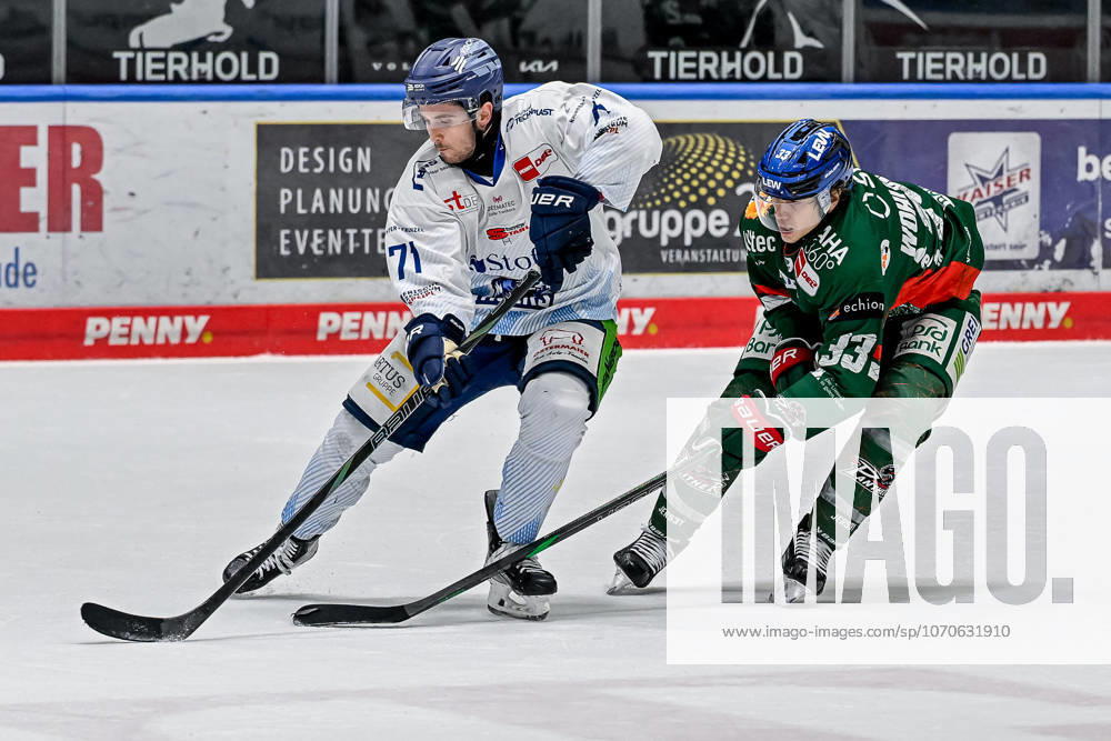 Battle for the puck duel between Nick Halloran Straubing Tigers, 71 and Tim Wohlgemuth Augsburger Panther, 33 GER, Augsburger Panther vs Straubing Tigers, Ice Hockey, DEL, Matchday 30, Season 2025 2026, 21 12 2025 GER, Augsburger Panther vs Straubing Tigers, Ice Hockey, DEL, Matchday 30, Season 2025 2026, 21 12 2025 Augsburg