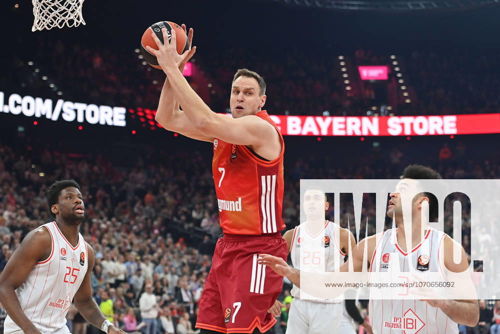 Johannes VOIGTMANN FCB action,duel against Elijah BRYANT Hapoel Basketball Euro League,season 2025 2026, FC Bayern Muenchen Hapoel Te Aviv 72 82 on 23 12 2025, S A P G A R D EN
