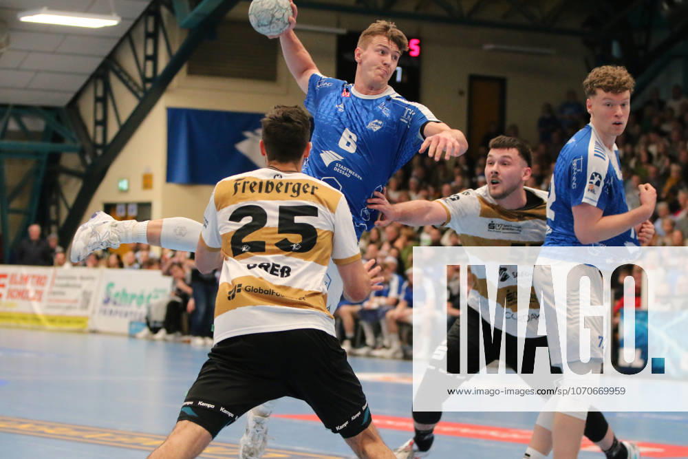 Handball Men 2025 2026 2 Handball Bundesliga 17 Matchday Dessau Roßlauer HV 06 HC Elbflorenz Dresden 2006 Anhalt Arena Dessau Carl Phillip Haake Dessau, 7, blue on goal Sebastian Greß Dresden, 25, white gold and Timo Löser Dresden, 55, white gold cant stop him Dessau Roßlau Saxony Anhalt Germany