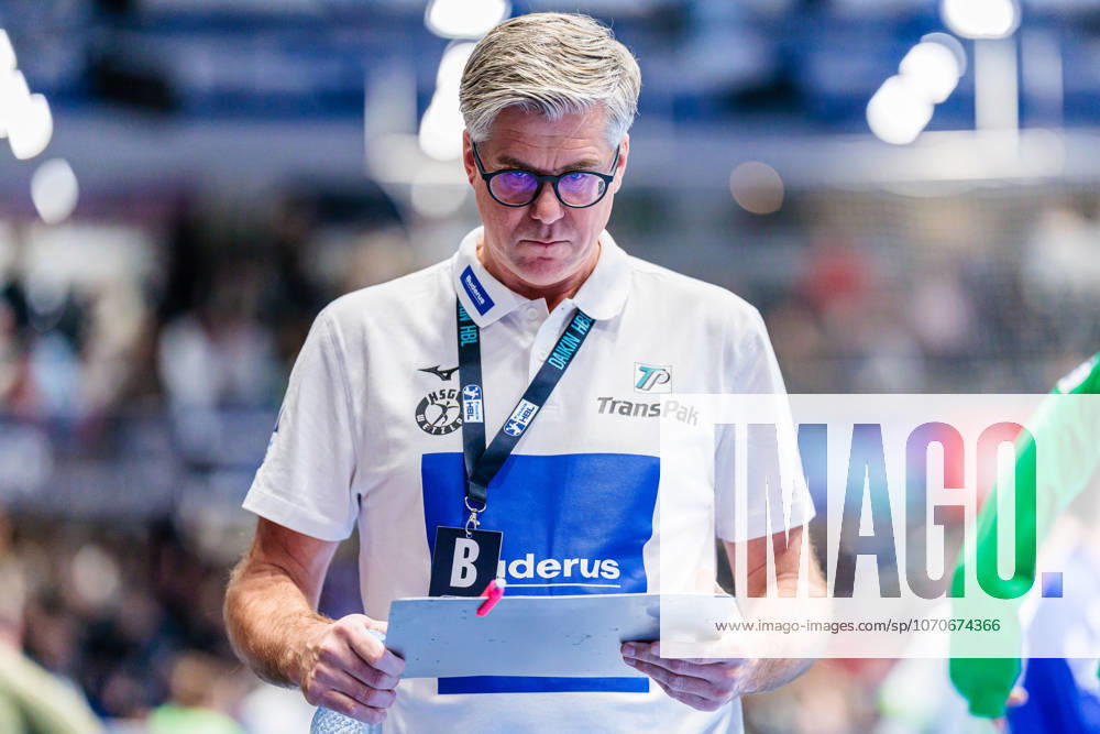 Runar Sigtryggsson HSG Wetzlar, Coach with tactics board GER, TBV Lemgo Lippe vs HSG Wetzlar, Handball, 1 Bundesliga, Matchday 19, Season 2025 2026, 26 12 2025 GER, TBV Lemgo Lippe vs HSG Wetzlar, Handball, 1 Bundesliga, Matchday 19, Season 2025 2026, 26 12 2025 Lemgo