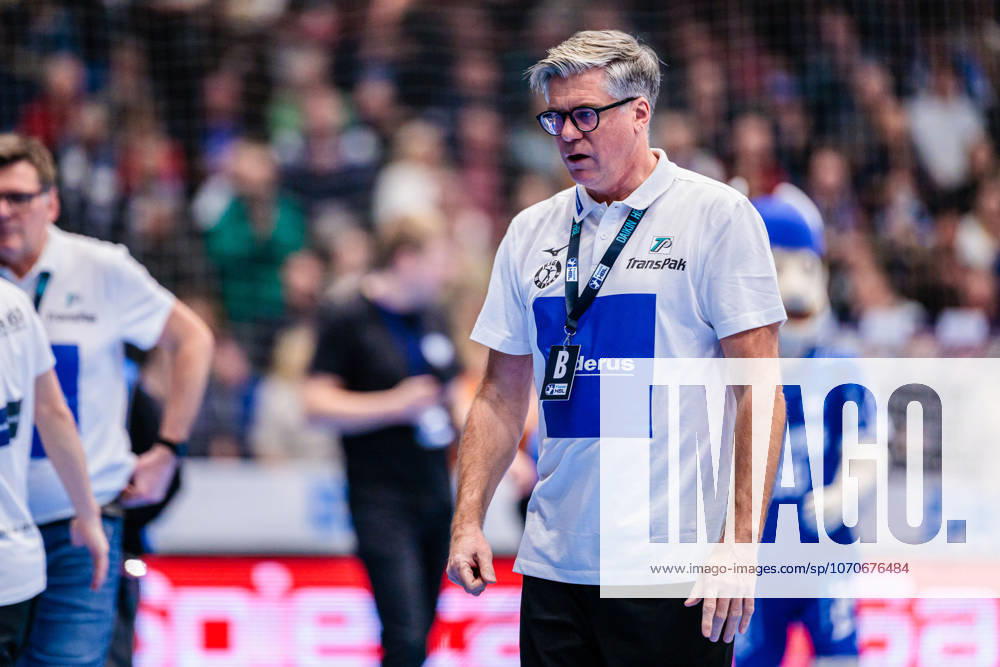 Runar Sigtryggsson HSG Wetzlar, Coach is disappointed sad after 28 25 defeat GER, TBV Lemgo Lippe vs HSG Wetzlar, Handball, 1 Bundesliga, Matchday 19, Season 2025 2026, 26 12 2025 GER, TBV Lemgo Lippe vs HSG Wetzlar, Handball, 1 Bundesliga, Matchday 19, Season 2025 2026, 26 12 2025 Lemgo