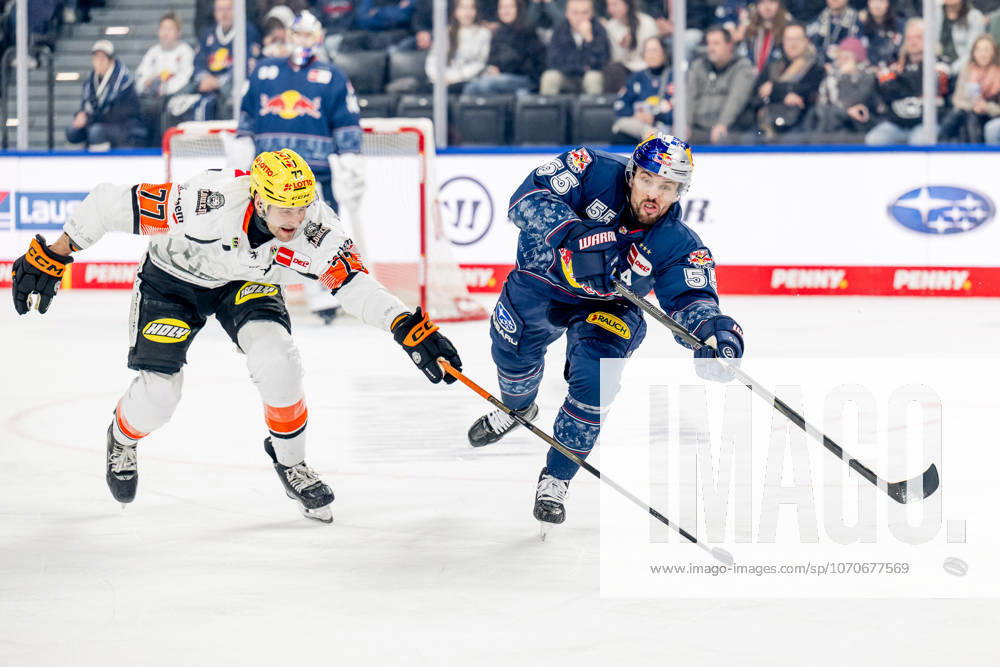 Fight for the puck duel between Daniel Pfaffengut Loewen Frankfurt, 77 and Fabio Wagner EHC Red Bull Muenchen, 55 GER, EHC Red Bull Muenchen vs Loewen Frankfurt, Ice Hockey, DEL, Matchday 32, Season 2025 2026, 26 12 2025 GER, EHC Red Bull Muenchen vs Loewen Frankfurt, Ice Hockey, DEL, Matchday 32, Season 2025 2026, 26 12 2025 Muenchen