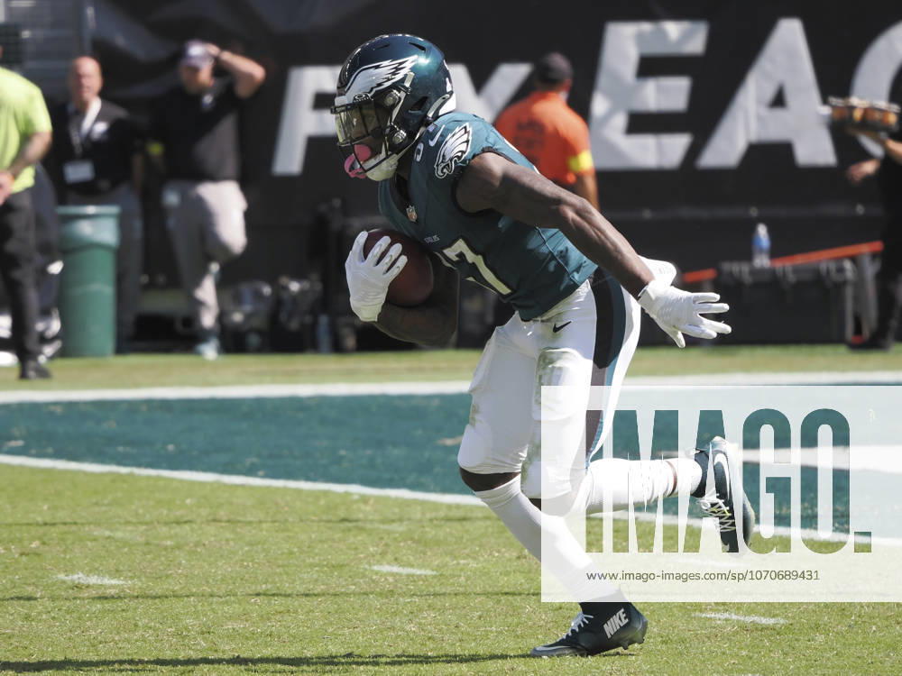 PHILADELPHIA, PA - OCTOBER 05: Philadelphia Eagles running back Tank Bigsby (37) runs with the ball during the game between the Denver Broncos and the Philadelphia Eagles on October 5, 2025 at Lincoln Financial Field in Philadelphia, PA.(Photo by Andy Lewis Icon Sportswire) NFL, American Football Herren, USA OCT 05 Broncos at Eagles Icon251005049