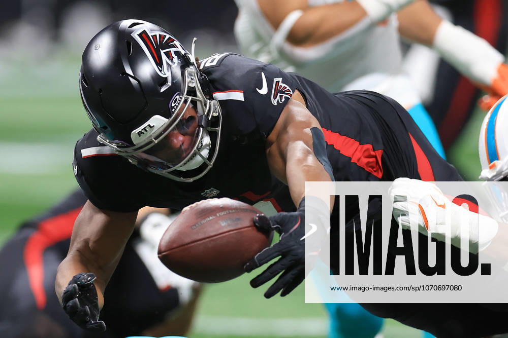 ATLANTA, GA - OCTOBER 26: Bijan Robinson 7 of the Atlanta Falcons fumbles during the Sunday afternoon NFL, American Football Herren, USA game between the Atlanta Falcons and the Miami Dolphins on October 26, 2025 at Mercedes-Benz Stadium in Atlanta, Georgia. (Photo by David J. Griffin Icon Sportswire) NFL: OCT 26 Dolphins at Falcons Icon9532510262040