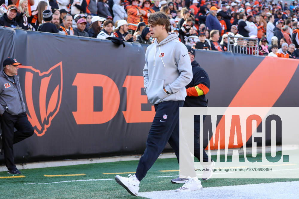 CINCINNATI, OH - OCTOBER 26: Cincinnati Bengals quarterback Joe Burrow (9) walks off the field before halftime during the game against the New York Jets and the Cincinnati Bengals on October 26, 2025, at Paycor Stadium in Cincinnati, OH. (Photo by Ian Johnson Icon Sportswire) NFL, American Football Herren, USA OCT 26 Jets at Bengals Icon251026139