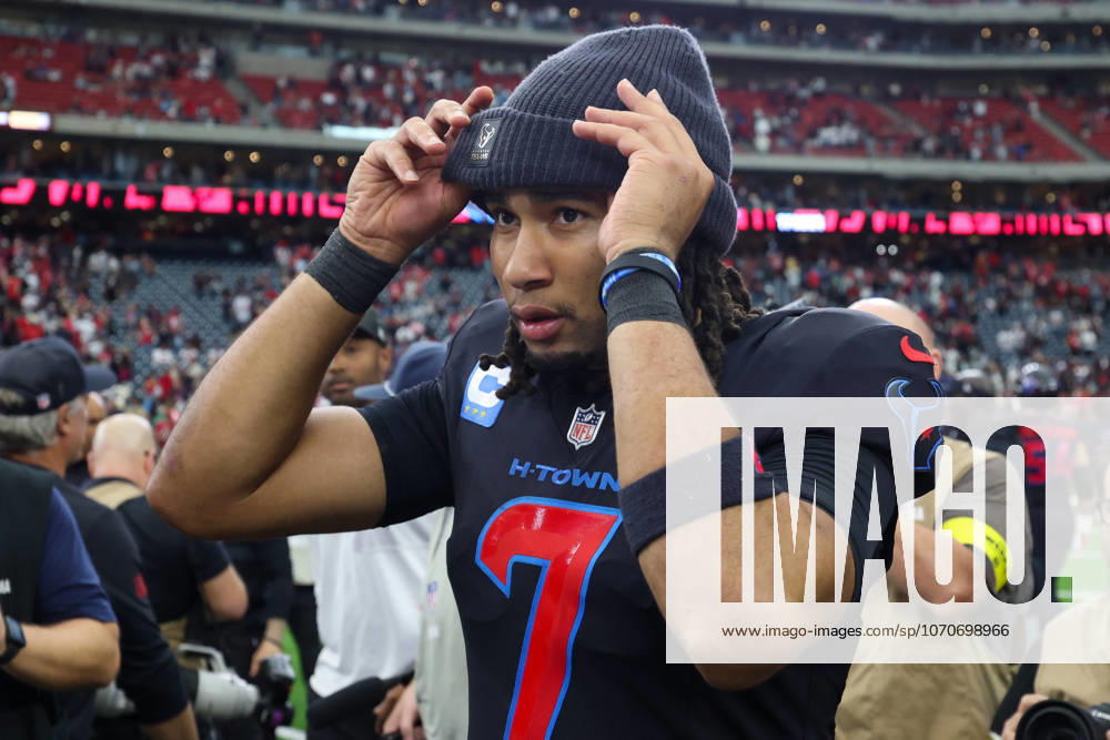 HOUSTON, TX - OCTOBER 26: Quarterback C.J. Stroud 7 of the Houston Texans pull on his hat after the NFL, American Football Herren, USA game between Houston Texans and San Francisco 49ers on October 26, 2025, at NRG Stadium in Houston, TX. (Photo by David Buono Icon Sportswire) NFL: OCT 26 49ers at Texans Icon251026199