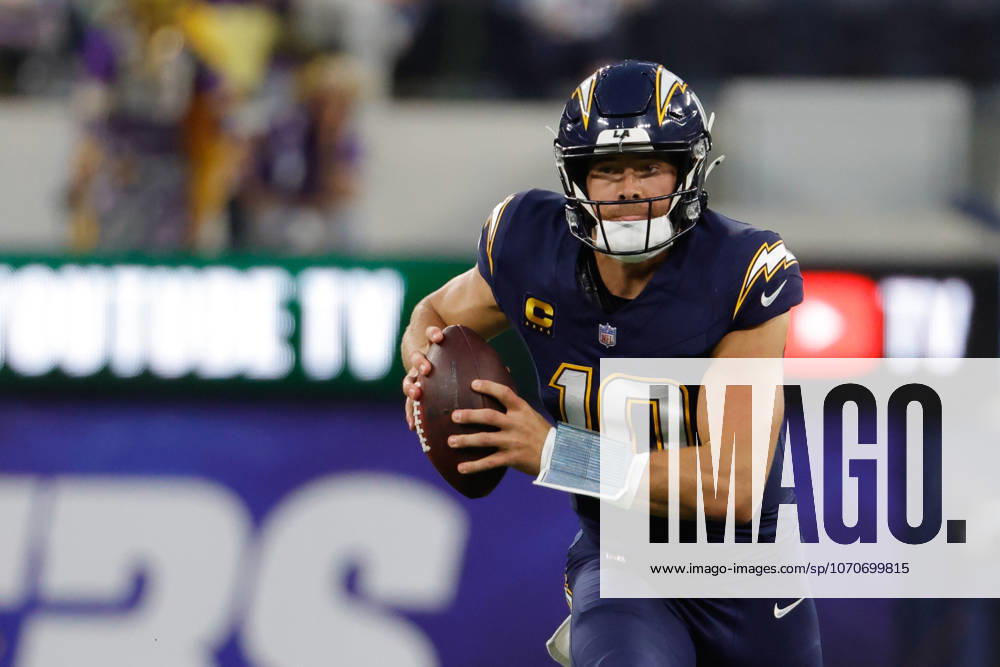 INGLEWOOD, CA - OCTOBER 23: Los Angeles Chargers quarterback Justin Herbert (10) runs the football during the NFL, American Football Herren, USA game between the Minnesota Vikings and the Los Angeles Chargers on October 23, 2025, at SoFi Stadium in Inglewood, CA. (Photo by Jevone Moore Icon Sportswire) NFL: OCT 23 Vikings at Chargers Icon20251023055