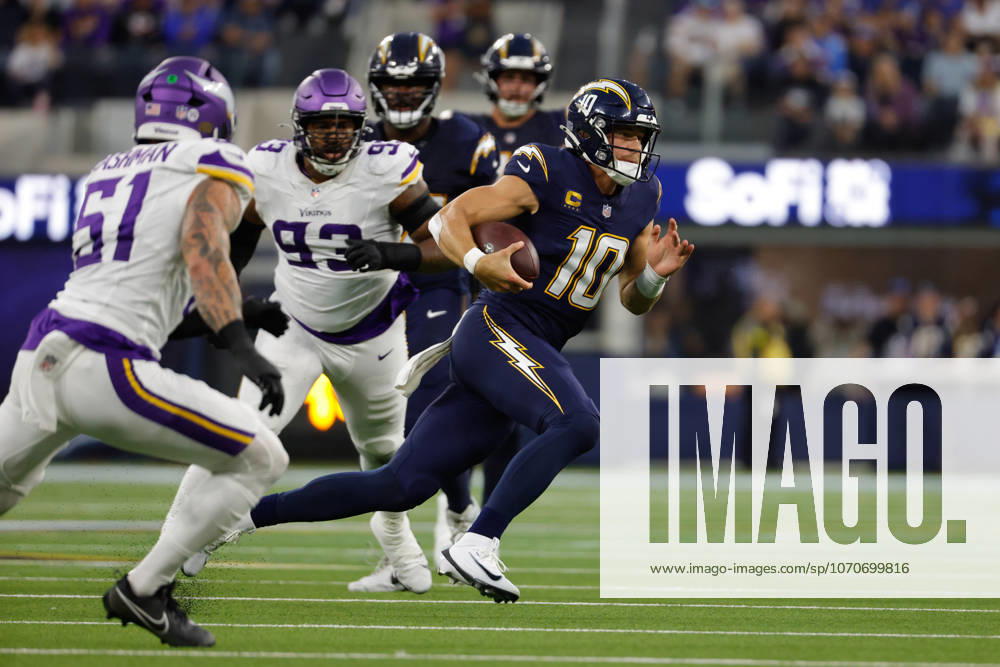 INGLEWOOD, CA - OCTOBER 23: Los Angeles Chargers quarterback Justin Herbert (10) runs the football during the NFL, American Football Herren, USA game between the Minnesota Vikings and the Los Angeles Chargers on October 23, 2025, at SoFi Stadium in Inglewood, CA. (Photo by Jevone Moore Icon Sportswire) NFL: OCT 23 Vikings at Chargers Icon20251023056