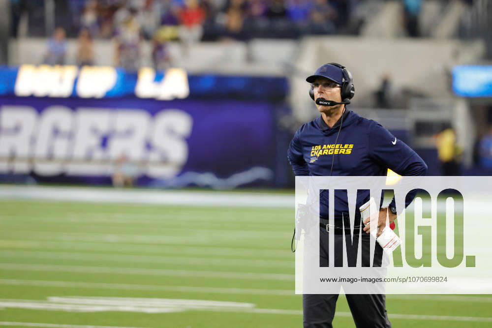 INGLEWOOD, CA - OCTOBER 23: Los Angeles Chargers head coach Jim Harbaugh during the NFL, American Football Herren, USA game between the Minnesota Vikings and the Los Angeles Chargers on October 23, 2025, at SoFi Stadium in Inglewood, CA. (Photo by Jevone Moore Icon Sportswire) NFL: OCT 23 Vikings at Chargers Icon20251023064
