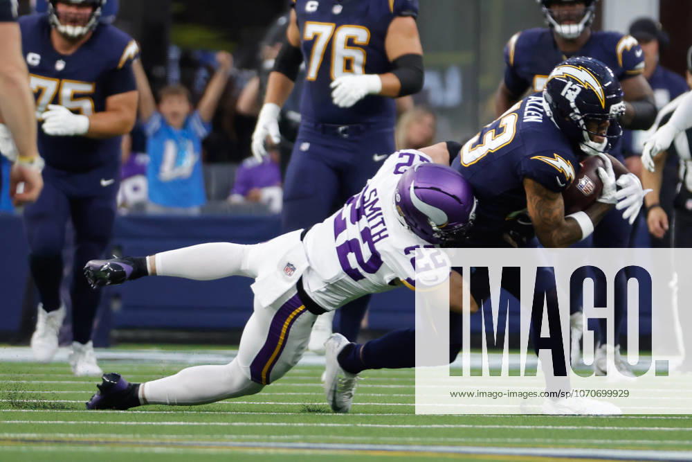 INGLEWOOD, CA - OCTOBER 23: Los Angeles Chargers wide receiver Keenan Allen (13) catches the ball during the NFL, American Football Herren, USA game between the Minnesota Vikings and the Los Angeles Chargers on October 23, 2025, at SoFi Stadium in Inglewood, CA. (Photo by Jevone Moore Icon Sportswire) NFL: OCT 23 Vikings at Chargers Icon20251023043