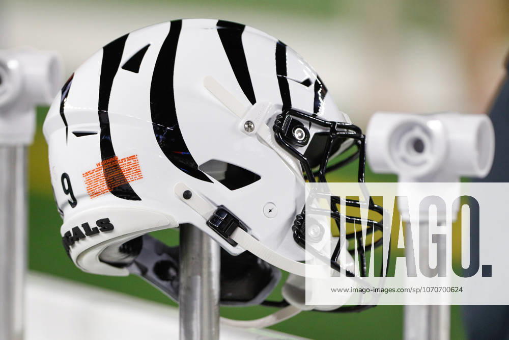 CINCINNATI, OH - OCTOBER 16: A Cincinnati Bengals helmet sits on the bench before the game against the Pittsburgh Steelers and the Cincinnati Bengals on October 16, 2025, at Paycor Stadium in Cincinnati, OH. (Photo by Ian Johnson Icon Sportswire) NFL, American Football Herren, USA OCT 16 Steelers at Bengals Icon251016114