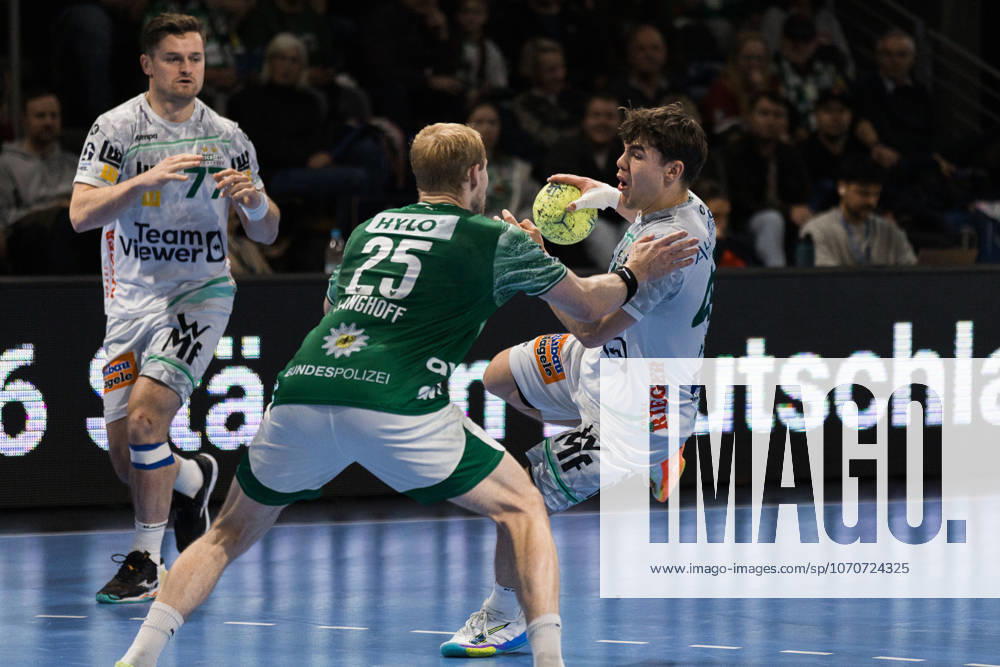 Elias NEWEL FRISCH AUF Goeppingen, 40 in duel against Matthes LANGHOFF Fuechse Berlin, 25 GER, Fuechse Berlin vs FRISCH AUF Goeppingen, Handball, Bundesliga, Matchday 19, Season 2025 2026, 27 12 2025, GER, Fuechse Berlin vs FRISCH AUF Goeppingen, Handball, Bundesliga, Matchday 19, Season 2025 2026, 27 12 2025, Berlin