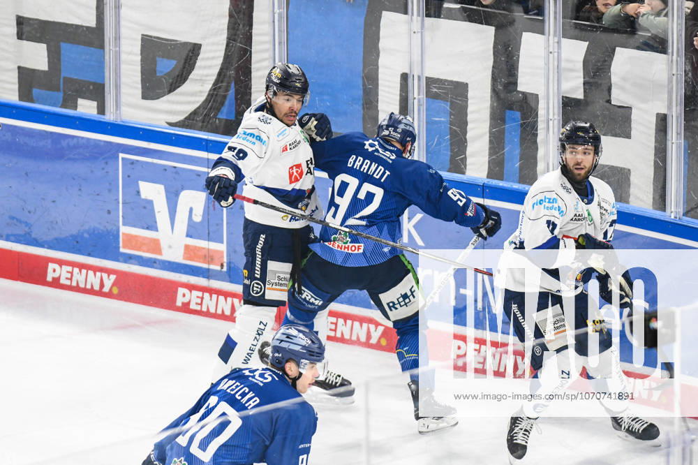 Straubing Tigers vs Iserlohn Roosters, Ice Hockey, German Ice Hockey League, Penny DEL, Matchday 33, Season 2025 2026, 28 12 2025 Marcel Brandt Straubing Tigers on the sidelines with Colin Ugbekile Iserlohn Roosters , Ice Hockey Men, German Ice Hockey League, Penny DEL, Matchday 33, Season 2025 2026 on 28 12 2025 at Eisstadion am Pulverturm, Straubing Tigers blue vs Iserlohn Roosters white