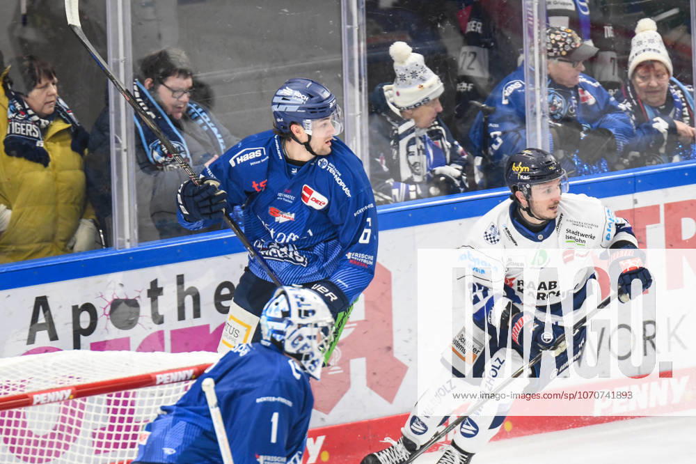 Straubing Tigers vs Iserlohn Roosters, Ice Hockey, German Ice Hockey League, Penny DEL, 33 Matchday, Season 2025 2026, 28 12 2025 Alex Green Straubing Tigers with Christian Thomas Iserlohn Roosters , Ice Hockey Men, German Ice Hockey League, Penny DEL, 33 Matchday, Season 2025 2026 on 28 12 2025 at Eisstadion am Pulverturm, Straubing Tigers blue vs Iserlohn Roosters white