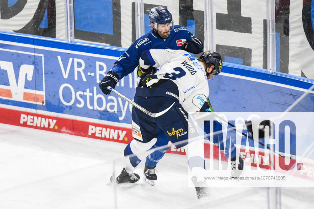 Straubing Tigers vs Iserlohn Roosters, Ice Hockey, Deutsche Eishockey Liga, Penny DEL, 33 Spieltag, Saison 2025 2026, 28 12 2025 Justin Scott straubing Tigers in duel with Kyle Wood Iserlohn Roosters , Eishockey Herren, Deutsche Eishockey Liga, Penny DEL, 33 Spieltag, Saison 2025 2026 am 28 12 2025 im Eisstadion am Pulverturm, Straubing Tigers blue vs Iserlohn Roosters white
