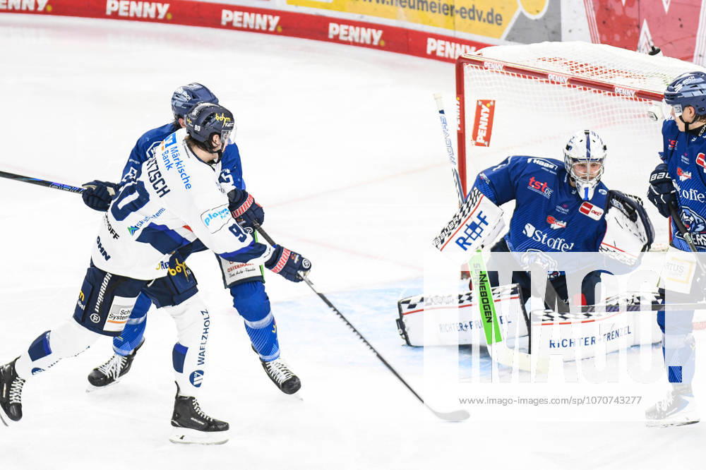 Straubing Tigers vs Iserlohn Roosters, Ice Hockey, Deutsche Eishockey Liga, Penny DEL, 33 Spieltag, Saison 2025 2026, 28 12 2025 Tarjo Jentzsch Iserlohn Roosters misses the goal in front of Florian Bugl Straubing Tigers , Eishockey Herren, Deutsche Eishockey Liga, Penny DEL, 33 Spieltag, Saison 2025 2026 am 28 12 2025 im Eisstadion am Pulverturm, Straubing Tigers blue vs Iserlohn Roosters white