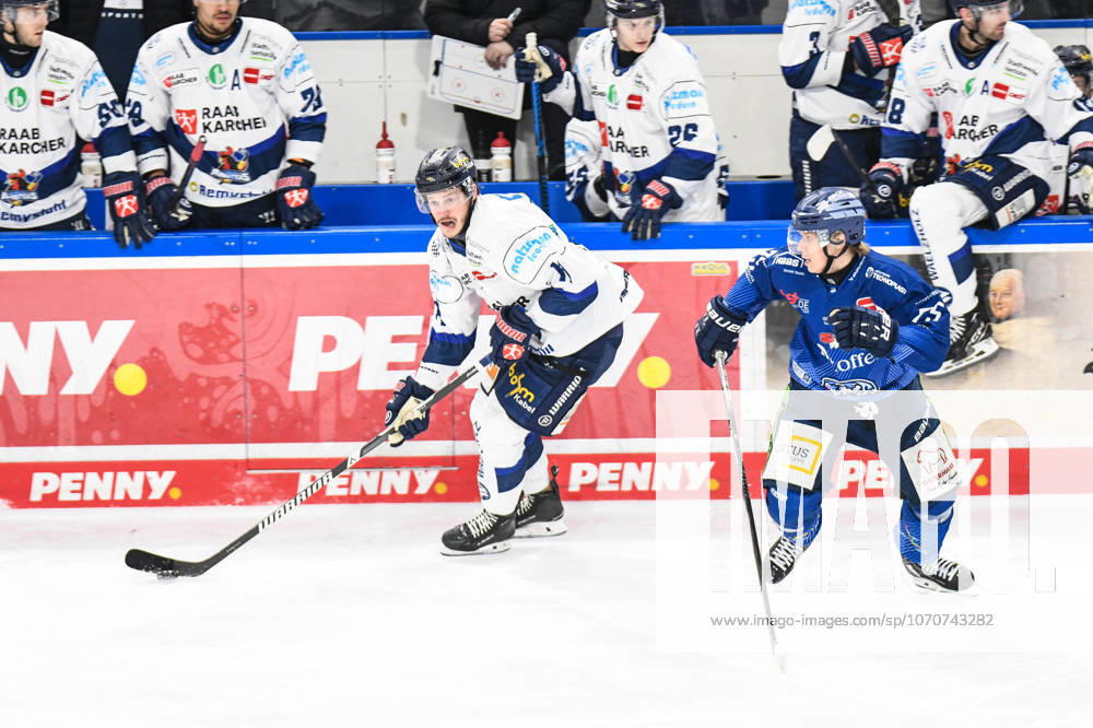 Straubing Tigers vs Iserlohn Roosters, Ice Hockey, Deutsche Eishockey Liga, Penny DEL, 33 Spieltag, Saison 2025 2026, 28 12 2025 Tyler Boland Iserlohn Roosters mit Elis Hede Straubing Tigers , Eishockey Herren, Deutsche Eishockey Liga, Penny DEL, 33 Spieltag, Saison 2025 2026 am 28 12 2025 im Eisstadion am Pulverturm, Straubing Tigers blue vs Iserlohn Roosters white