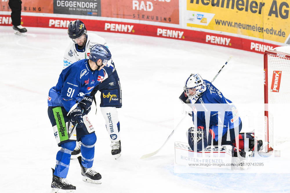 Straubing Tigers vs Iserlohn Roosters, Ice Hockey, German Ice Hockey League, Penny DEL, Matchday 33, Season 2025 2026, 28 12 2025 Florian Bugl Straubing Tigers watching the match, Ice Hockey Men, German Ice Hockey League, Penny DEL, Matchday 33, Season 2025 2026 on 28 12 2025 at Eisstadion am Pulverturm, Straubing Tigers blue vs Iserlohn Roosters white