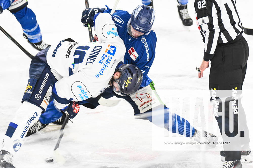Straubing Tigers vs Iserlohn Roosters, Ice Hockey, Deutsche Eishockey Liga, Penny DEL, 33 Spieltag, Saison 2025 2026, 28 12 2025 Danjo Leonhardt Straubing Tigers at the face-off with Eric Cornel Iserlohn Roosters , Eishockey Herren, Deutsche Eishockey Liga, Penny DEL, 33 Spieltag, Saison 2025 2026 am 28 12 2025 im Eisstadion am Pulverturm, Straubing Tigers blue vs Iserlohn Roosters white