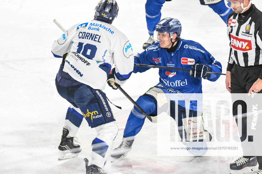 Straubing Tigers vs Iserlohn Roosters, Ice Hockey, Deutsche Eishockey Liga, Penny DEL, 33 Spieltag, Saison 2025 2026, 28 12 2025 Danjo Leonhardt Straubing Tigers at the face-off with Eric Cornel Iserlohn Roosters , Eishockey Herren, Deutsche Eishockey Liga, Penny DEL, 33 Spieltag, Saison 2025 2026 am 28 12 2025 im Eisstadion am Pulverturm, Straubing Tigers blue vs Iserlohn Roosters white