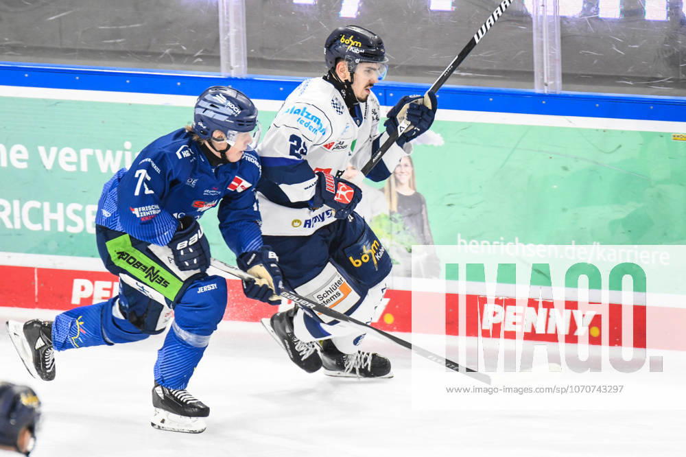 Straubing Tigers vs Iserlohn Roosters, Ice Hockey, Deutsche Eishockey Liga, Penny DEL, 33 Spieltag, Saison 2025 2026, 28 12 2025 Elis Hede Straubing Tigers in duel with Lua Niehus Iserlohn Roosters , Eishockey Herren, Deutsche Eishockey Liga, Penny DEL, 33 Spieltag, Saison 2025 2026 am 28 12 2025 im Eisstadion am Pulverturm, Straubing Tigers blue vs Iserlohn Roosters white